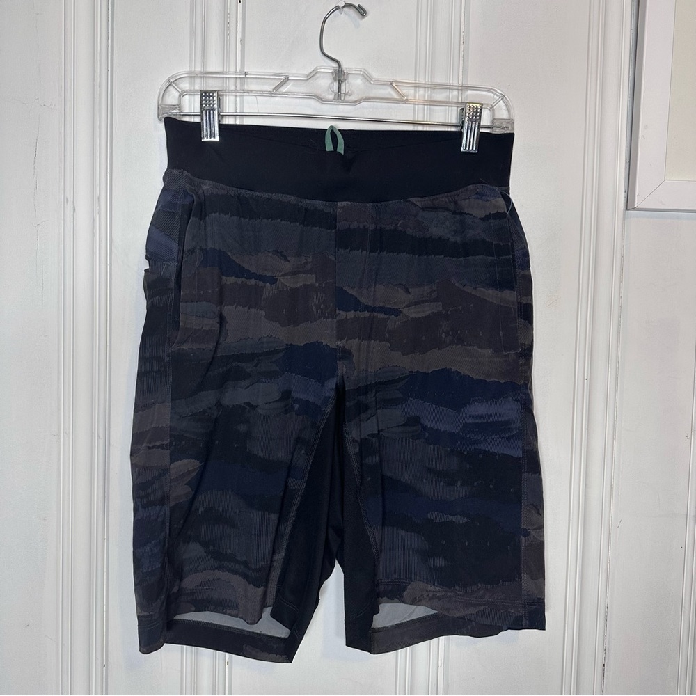 Lululemon THE Camo Type Print Shorts Men size S